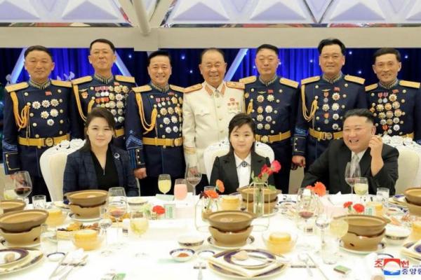Menjamu Tentara Bersama Putrinya, Kim Jong Un Puji Militer Korea Utara