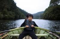 Remaja dengan Perahu Kecil Ini Membantu Petugas Padamkan Kebakaran Hutan Chili