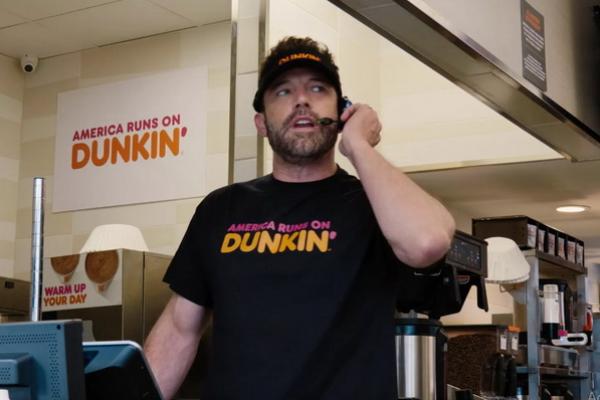 Ben Affleck dan Jennifer Lopez Bintangi Iklan Dunkin di Super Bowl