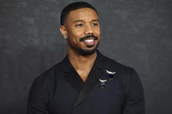 Penampilan Chic Michael B. Jordan Kenakan Dua Bros Langka dengan 90 Karat Batu Mulia