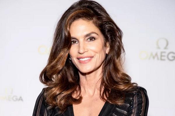 Alami Hair Good Day, Cindy Crawford Memainkan Anak Rambutnya di Sauna