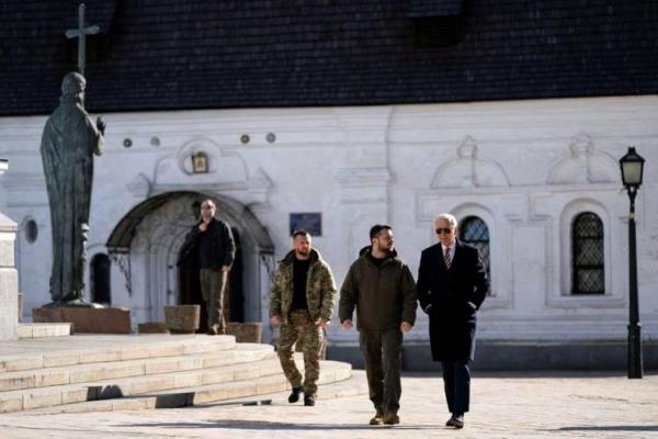 Berjalan Kaki di Tengah Kota Kyiv, Biden Tunjukkan Dukungan untuk Ukraina