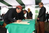Gus Halim Lantik Dua Pejabat Eselon I Kemendes PDTT di Lapangan Desa