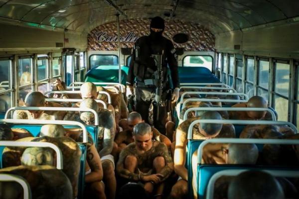 El Salvador Mulai Pindahkan Ribuan Tersangka Anggota Geng ke Penjara Besar