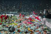 Suporter Besiktas Lempar Boneka ke Lapangan untuk Anak-anak Terdampak Gempa Turki