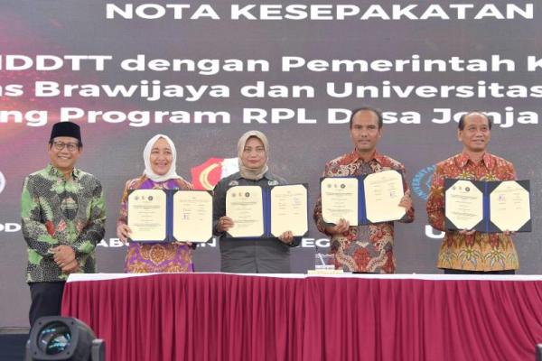 Kisah Haru Mahasiswa RPL Desa, Zoom Sambil Jemur Padi