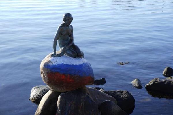 Polisi Selidiki Vandalisme Bendera Rusia di Patung Landmark Denmark