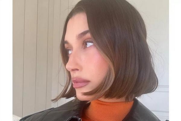 Hailey Bieber Pamer Rambut Baru, Bob Cut yang Lebih Pendek dan Cantik!