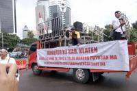 Guru Tenaga Honorer K2 Kabupaten Klaten Menuntut Hak Dan Keadilan di Depan Gedung DPR-RI