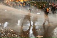 Usai Perkelahian Anggota Parlemen Georgia, Giliran Demostran Bentrok dengan Polisi