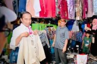 Saat Jokowi Belanja Baju Koko Rp100 Ribu