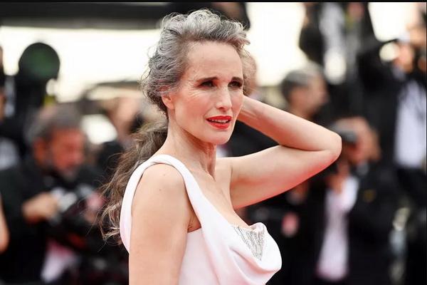 Biarkan Rambutnya Beruban, Andie MacDowell Menua dengan Cantik dan Alami