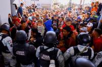 Ratusan Migran Mencoba Memaksa Masuk ke AS Lewat Perbatasan Meksiko