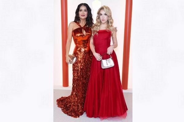 Ekspetasi vs Realita! Sempurna di Karpet Merah, Begini Penampilan Salma Hayek saat di Dapur