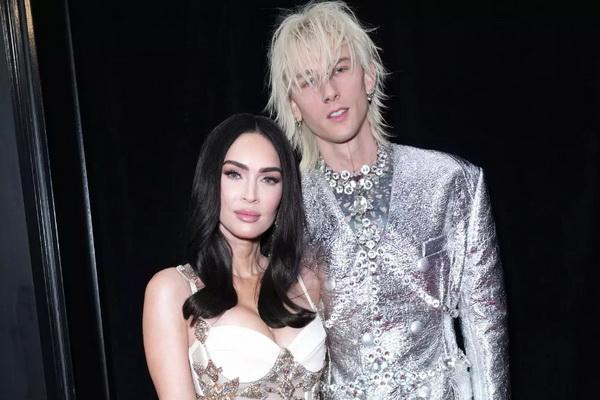 Pertunangan dengan Megan Fox Berakhir, Machine Gun Kelly Kembali Merokok