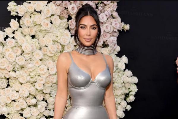 Rayakan Hari St. Patrick, Kim Kardashian Nongkrong di Pub London