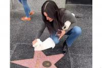 Courteney Cox Bersihkan Bintang Hollywood Walk of Fame, Ini Komentar Reese Witherspoon