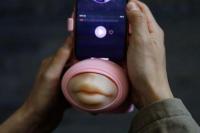 Terinspirasi Masa Penguncian, Perusahaan China Ciptakan Mesin Ciuman