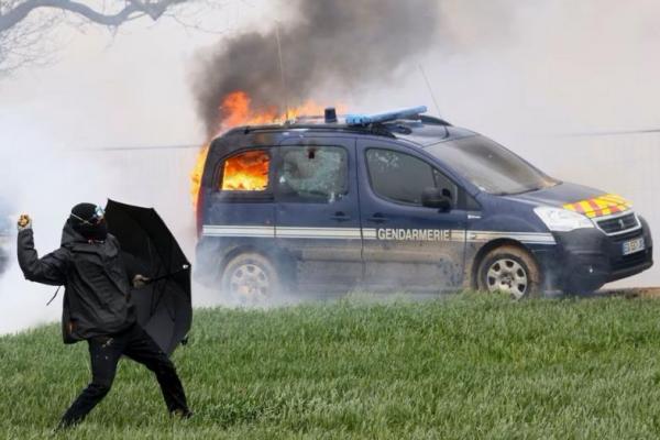 Polisi Prancis Bentrok Lagi dengan Pengunjuk Rasa yang Menentang Pembuatan Waduk