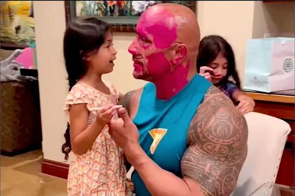 Dwayne Johnson yang Macho tak Berdaya saat Diberi Makeover oleh Dua Gadis Kecilnya