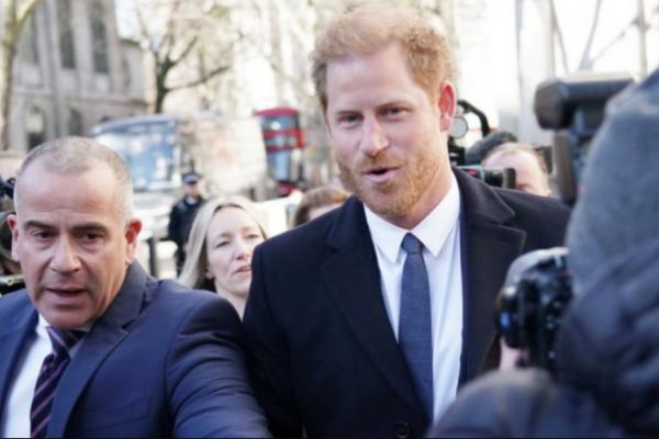 Lawan Daily Mail, Pangeran Harry Mendadak Muncul di Pengadilan Inggris
