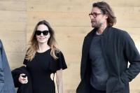 Angelina Jolie Tertangkap Kamera Makan Siang Bareng Miliarder David Mayer de Rothschild