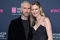 Behati Prinsloo Berbagi Foto Pertama Anak Ketiganya dengan Adam Levine