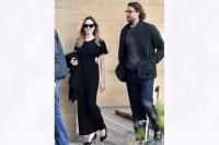 Rumor Kencan Angelina Jolie Sejak Bercerai dari Brad Pitt, The Weekend hingga Mayer de Rothschild