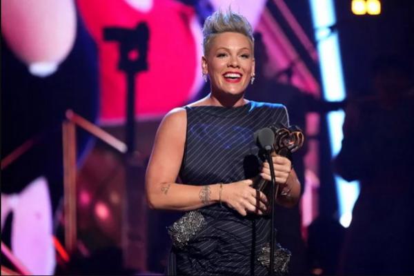Terima Icon Award iHeartRadio Music Awards 2023, Pink Bersyukur Masih Hidup