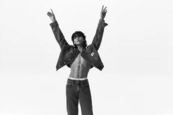 Heboh, Jungkook BTS Pamerkan Perut Six Pack-nya di Kampanye Calvin Klein