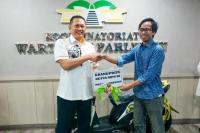 Bamsoet Serahkan Hadiah Sepeda Motor kepada Wartawan Koordinatoriat Wartawan Parlemen
