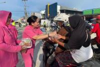 Peduli Sesama, Bhayangkari Cabang Keerom Berbagi Takjil Ramadhan