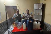 Gelar Razia, Polisi Amankan 138 Liter Miras Lokal Jenis Sopi Tak Bertuan