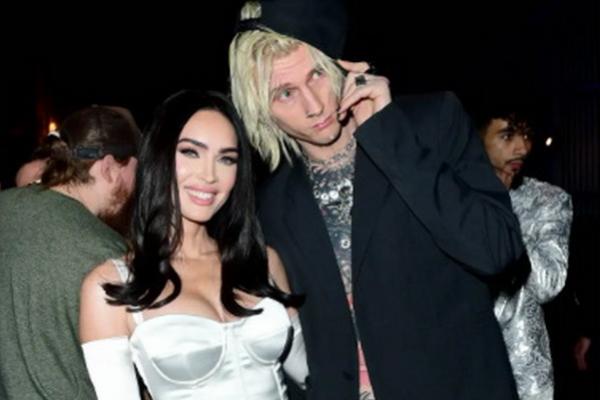 Di Tengah Rumor Perpisahan, Megan Fox dan Machine Gun Kelly Berlibur di Hawaii