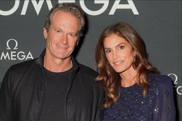 25 Tahun Menikah, Cindy Crawford Sebut Suaminya Masih Romantis Memberikannya Bunga