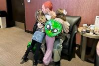 Momen Manis Adam Levine Peluk Cium Dua Putrinya Sebelum Konser di Las Vegas