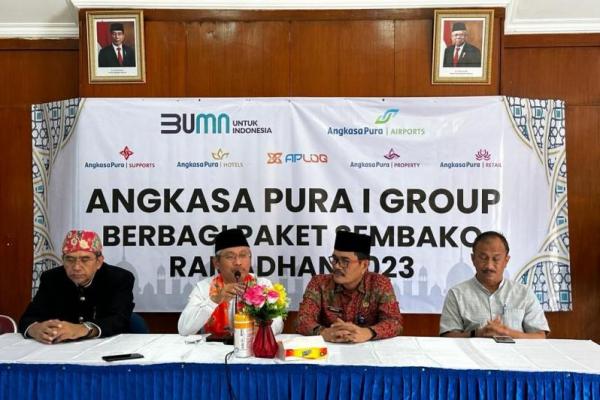 Angkasa Pura I Bagikan 700 Sembako Ramadhan untuk Warga