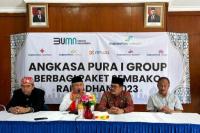 Angkasa Pura I Bagikan 700 Sembako Ramadhan untuk Warga