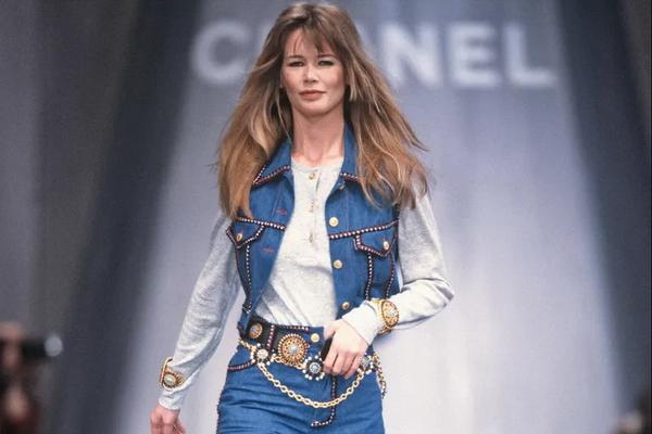 Supermodel Claudia Schiffer Masih Pakai Celana Jeansnya yang Berusia 30 Tahun!