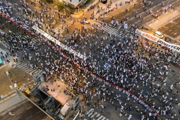 Usai Serangan di Tel Aviv, Ribuan Orang Tetap Memprotes Reformasi Yudisial Israel