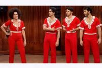 Kenakan Pakaian Merah Berenda, Jonas Brothers Belajar Koreografi dari Molly Shannon