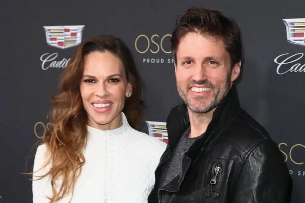 Melahirkan Bayi Kembar di Usia 48 Tahun, Hilary Swank Sebut Keajaiban