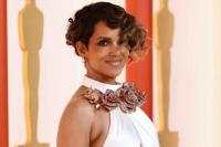 Pose `Wow` Halle Berry Minum Anggur di Balkon Bikin Ribut Followernya