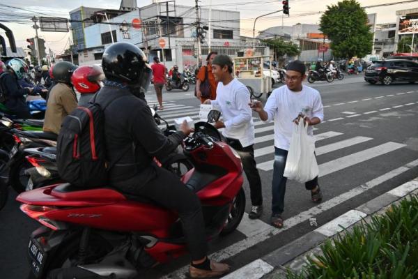 BWA Salurkan 200 Paket Takjil dari CIMB Niaga Syariah untuk Berbuka Puasa