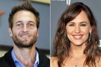 Hadiri Premiere The Last Thing He Told Me, Jennifer Garner Ditemani Pacarnya John Miller