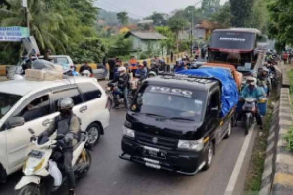 H-2 Lebaran, Jalur Nagreg Padat Merayap