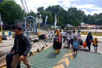 Para pemudik yang akan menyeberang ke Pulau Sumatera naik ke kapal ferry yang sandar di Pelabuhan Merak, Banten. (Foto: Ist)