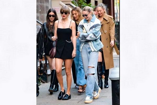 Putus dari Joe Alwyn, Taylor Swift Nongkrong Bareng Blake Lively, Gigi Hadid, dan Haim Sisters