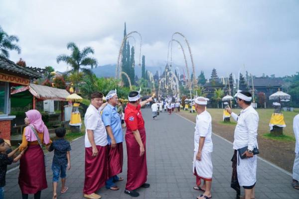 Bamsoet Apresiasi Pemugaran dan Penggunaan Bus Listrik bagi Turis di Pura Agung Besakih