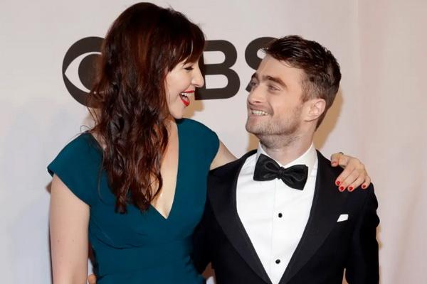 Jadi Ayah, Daniel Radcliffe Dorong Kereta Bayi Bersama Pacarnya Erin Darke